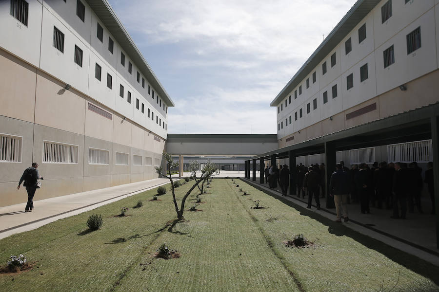 El centro penitenciario Málaga II, ubicado en Archidona, tiene 1.008 celdas en las que se pueden internar en torno a 2.000 reclusos. 