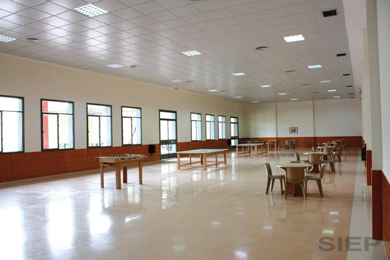 El centro penitenciario Málaga II, ubicado en Archidona, tiene 1.008 celdas en las que se pueden internar en torno a 2.000 reclusos. 