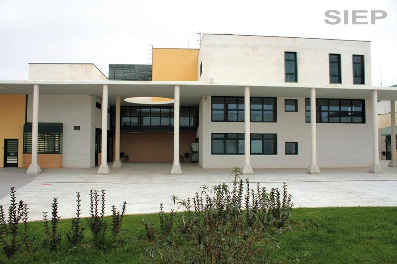El centro penitenciario Málaga II, ubicado en Archidona, tiene 1.008 celdas en las que se pueden internar en torno a 2.000 reclusos. 