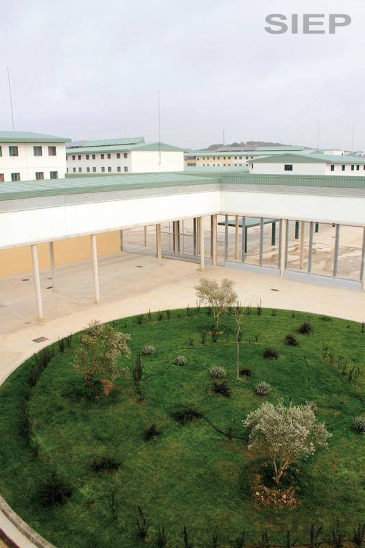 El centro penitenciario Málaga II, ubicado en Archidona, tiene 1.008 celdas en las que se pueden internar en torno a 2.000 reclusos. 