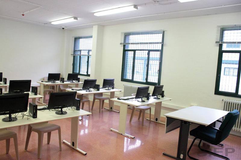 El centro penitenciario Málaga II, ubicado en Archidona, tiene 1.008 celdas en las que se pueden internar en torno a 2.000 reclusos. 