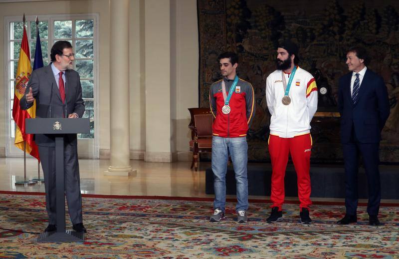 Regino Hernández y Javier Fernández, que conquistaron sendas medallas de bronce en los Juegos Olímpicos de Pyeongchang (Corea del Sur), en patinaje artístico y snowboard, respectivamente, fueron recibidos este martes en el Palacio de La Moncloa por el presidente del Gobierno, Mariano Rajoy