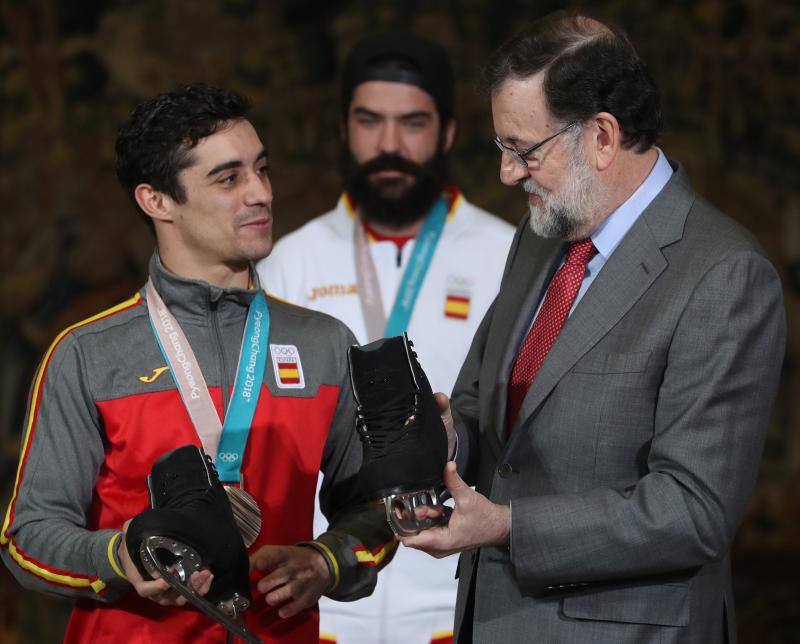 Regino Hernández y Javier Fernández, que conquistaron sendas medallas de bronce en los Juegos Olímpicos de Pyeongchang (Corea del Sur), en patinaje artístico y snowboard, respectivamente, fueron recibidos este martes en el Palacio de La Moncloa por el presidente del Gobierno, Mariano Rajoy