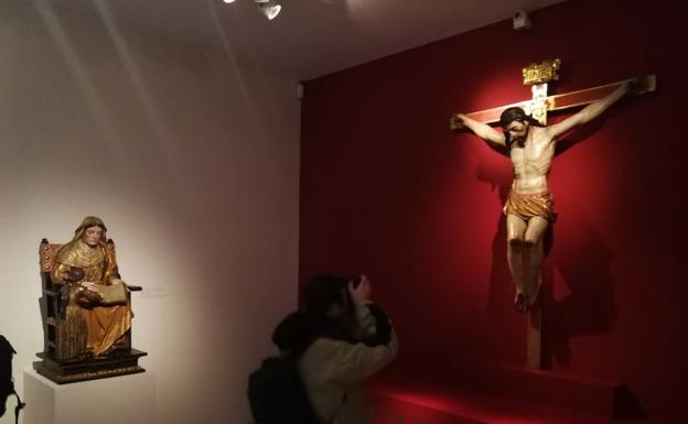 Imagen principal - Una exposición recoge el patrimonio barroco de la iglesia de la Divina Pastora de Málaga