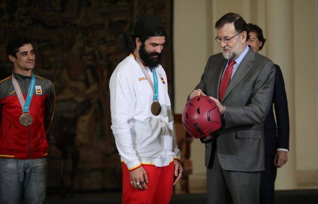 Regino Hernández y Javier Fernández, que conquistaron sendas medallas de bronce en los Juegos Olímpicos de Pyeongchang (Corea del Sur), en patinaje artístico y snowboard, respectivamente, fueron recibidos este martes en el Palacio de La Moncloa por el presidente del Gobierno, Mariano Rajoy