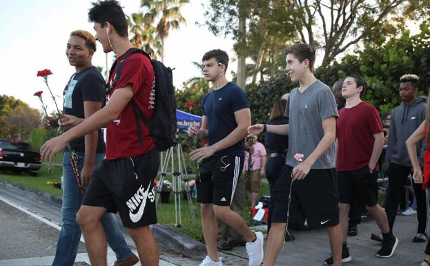 Varios alumnos regresan a la escuela.