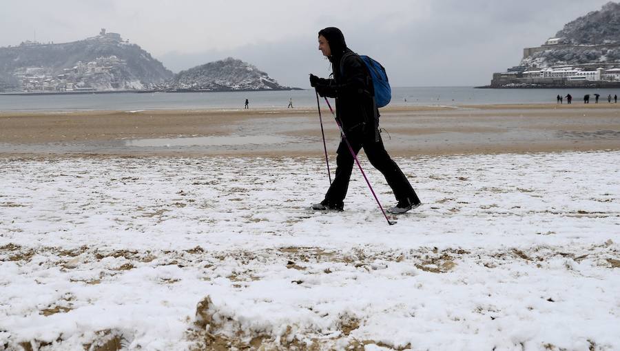 San Sebastian, Bilbao, Pamplona, Santander, Zaragoza y numerosas provincias del norte de españa sorprendidas por el temporal de nieve.