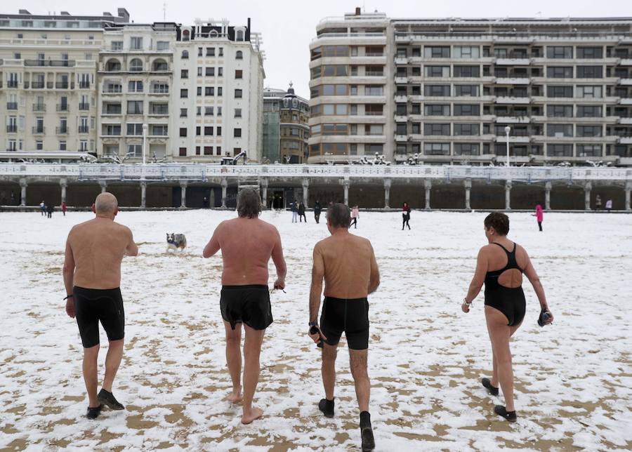 San Sebastian, Bilbao, Pamplona, Santander, Zaragoza y numerosas provincias del norte de españa sorprendidas por el temporal de nieve.