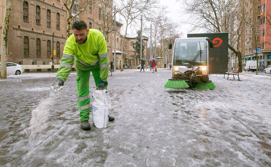 San Sebastian, Bilbao, Pamplona, Santander, Zaragoza y numerosas provincias del norte de españa sorprendidas por el temporal de nieve.