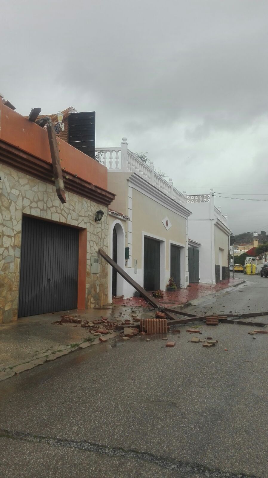 Pérgola caída en Rincón de la Victoria.