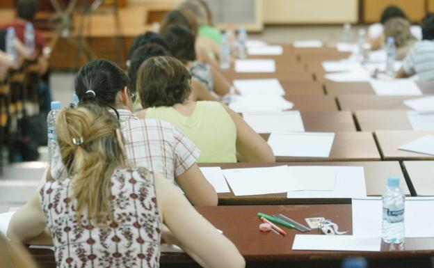 Opositores, durante un examen en Málaga