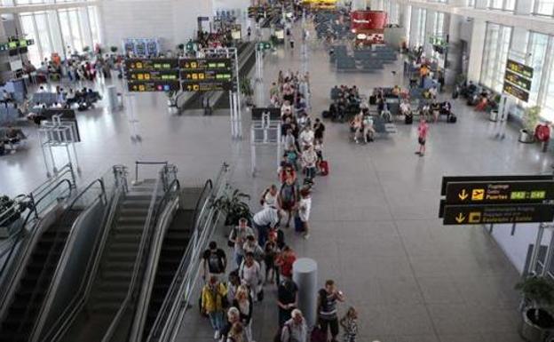 Las fuertes rachas de viento obligan a desviar ocho vuelos en el aeropuerto de Málaga