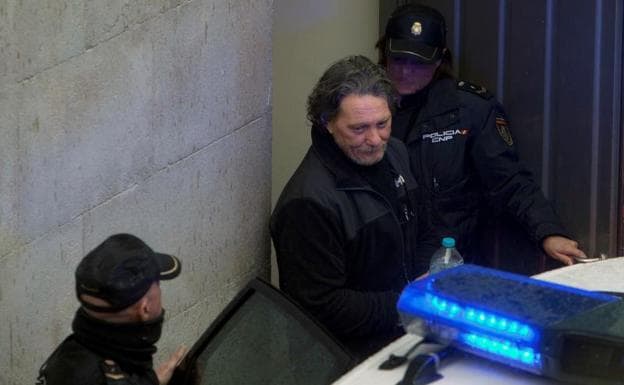 El narcotraficante gallego Sito Miñanco sale de la Audiencia de Pontevedra, con destino a la cárcel de A Lama.
