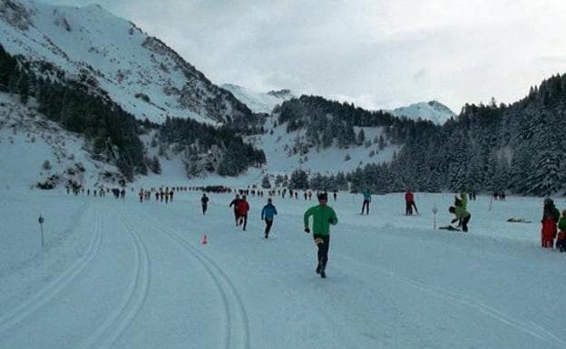 Los participantes del trail, en un entrenamiento por las pistas nevadas de la estación aragonesa