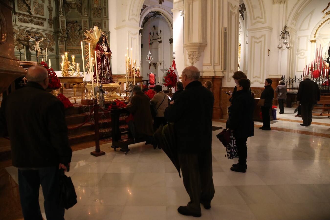 La parroquia de Santiago abre sus puertas este viernes desde las ocho de la mañana hasta las doce de la noche para acoger a los devotos del Cristo