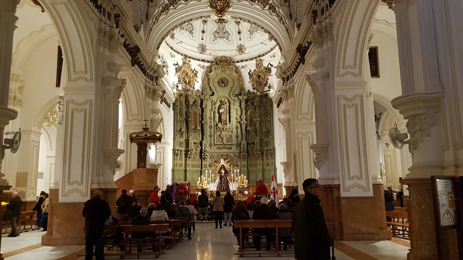 La parroquia de Santiago abre sus puertas este viernes desde las ocho de la mañana hasta las doce de la noche para acoger a los devotos del Cristo