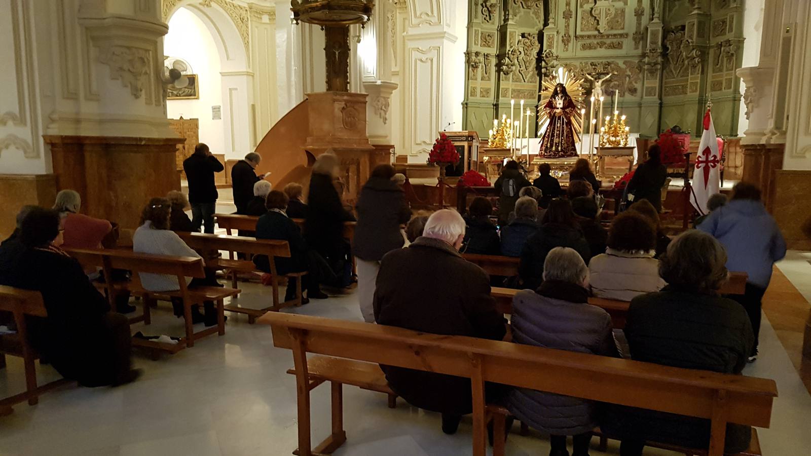 La parroquia de Santiago abre sus puertas este viernes desde las ocho de la mañana hasta las doce de la noche para acoger a los devotos del Cristo