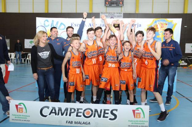 Los jugadores del conjunto valenciano, con el trofeo de vencedores en el pabellón nerjeño. :: e. c.