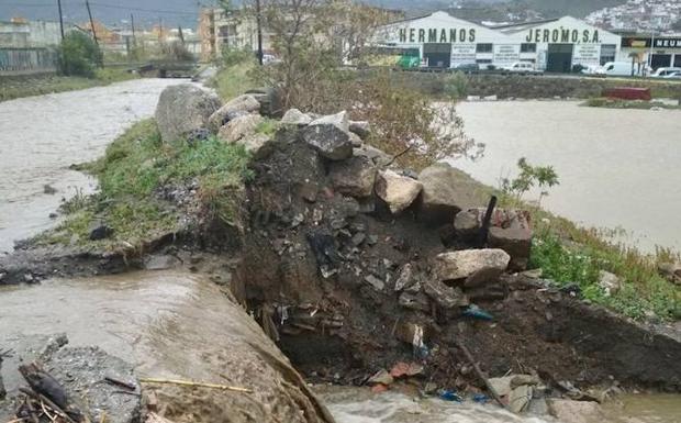 La rotura de un muro del arroyo Mineral en Vélez obliga a cortar el tráfico en el entorno del mercado de mayoristas