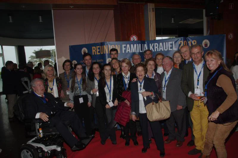 Generaciones de esta multitudinaria familia asisten a la presentación de un libro sobre sus orígenes