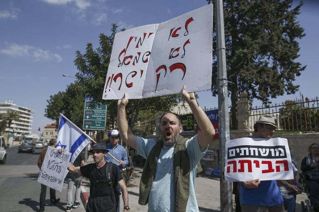 Ciudadanos israelíes protestaron ayer contra Netanyahu en el exterior de su residencia. :: A. GHARABL / afp