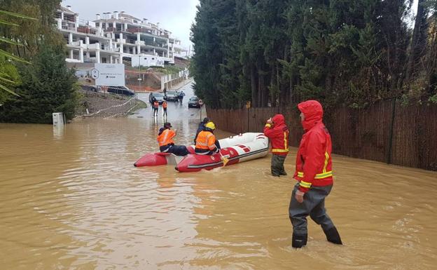 Bomberos llevan en zodiac a vecinos de Nueva Andalucía