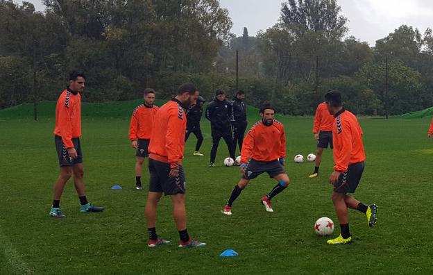 Entrenamiento del Marbella bajo la lluvia en la ciudad deportiva La Dama de Noche. :: j. rodríguez