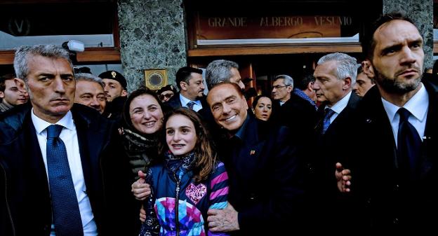 El fundador de Forza Italia, Silvio Berlusconi, es aclamado ayer a su llegada al hotel Vesubio en Napoles. :: CIRO FUSCO / efe