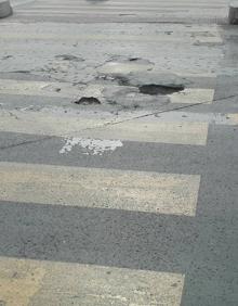 Imagen secundaria 2 - Acceso a los Baños del Carmen. La señal, rodeada de basuras. Boquetes en la calzada, la plaza de la Marina.