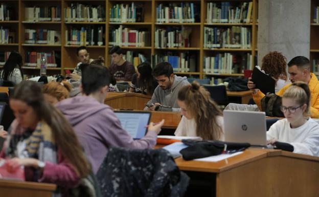 Estudiantes en la biblioteca general de la UMA. 