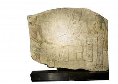 Imagen secundaria 1 - Arriba, Crátera de Volutas. Grecia, 330.320 a. C. Abajo, a la izquierda, estela funeraria de ofrenda de agua al dios Osiris. Egipto. A la derecha, estela del siglo XIII.