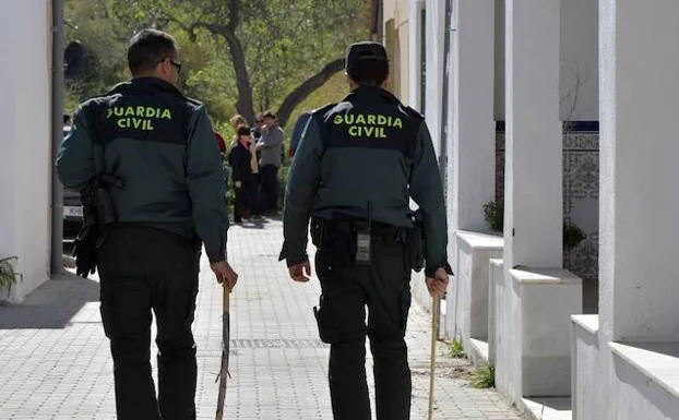 Presuntos narcotraficantes apedrean el coche de un guardia civil cuando volvía a su casa en La Línea
