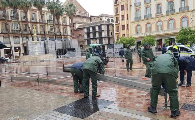 Comienza el montaje de la tribuna oficial de la Semana Santa de Málaga en la plaza de la Constitución
