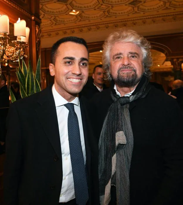 Luigi di Maio y Beppe Grillo, fundador del Movimiento 5 Estrellas, el lunes en Roma. :: A. Di Meo / efe