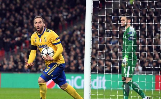 Gonzalo Higuaín celebra su gol en Wembley. 