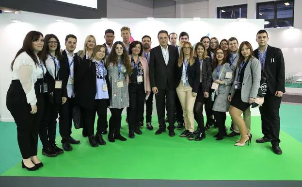 El alcalde de Torremolinos, José Ortiz, con un grupo de alumnos del Instituto Los Manantiales, que estuvieron ayer de visita en la ITBde Berlín. 