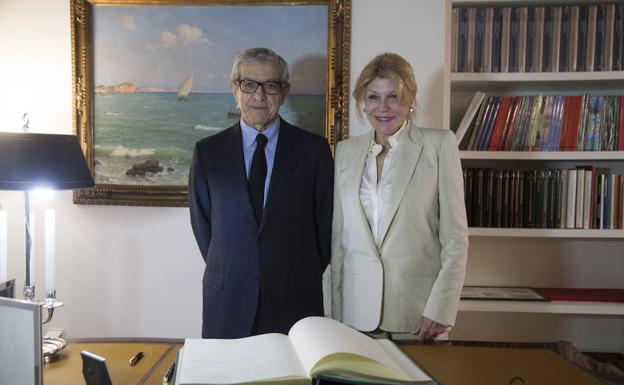 Braulio Medel y Carmen Cervera, tras la firma de la renovación del convenio de colaboración. 