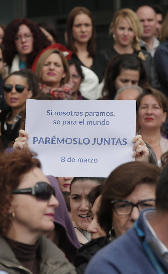 Una mujer muestra un cartel en la Ciudad de la Justicia. 