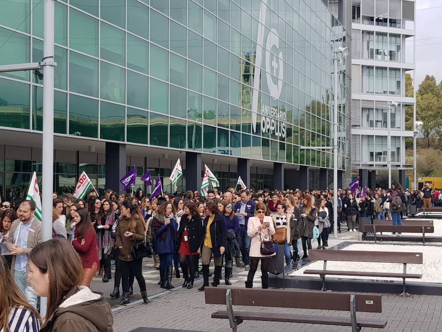 Trabajadoras de empresas del PTA, protestando este jueves por la tecnópolis. 