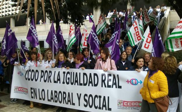 Concentración frente a la puerta del Materno Infantil en Málaga. 