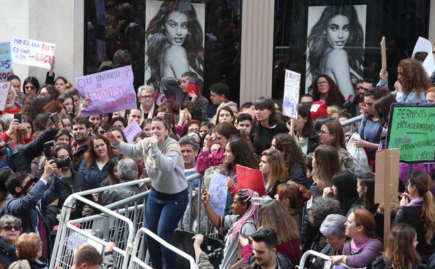 Una mujer jalea a los asistentes a la concentración en el Centro de Málaga.