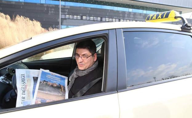 Un taxista berlinés muestra el ejemplar del día de ‘Der Tagesspiegel’ que incluye el suplemento en alemán de SUR.