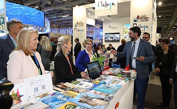 El consejero de Turismo de la Junta, junto a Susana Ibáñez, departe con profesionales de la Costa en Berlín. 