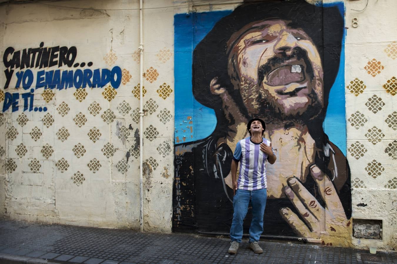 Eduardo delante de su propio mural en el barrio de Lagunillas..