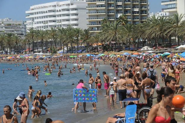 Playa de Marbella a rebosar de turistas en el mes de agosto. Archivo. 