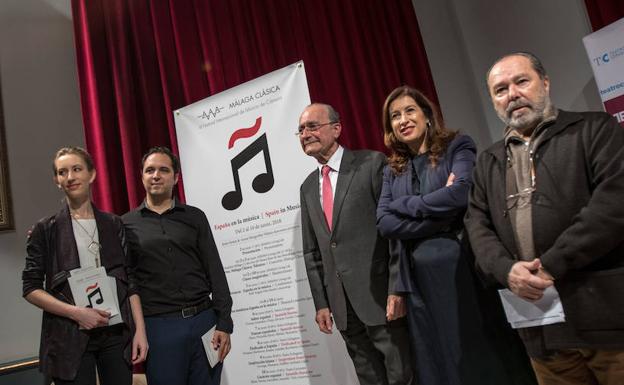 Anna M. Nilsen y Jesús Reina, en la presentación, junto a De la Torre, Del Corral y Gallego. 