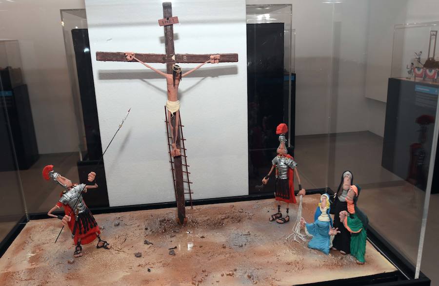 Desde el tiempo de las cavernas al de Internet. La Fundación Educa ha desplegado en San Pedro Alcántara de la mano del Ayuntamiento de Marbella una exposición histórica que se sale de lo convencional. La plastilina es la materia prima utilizada para recrear veinte etapas significativas de la humanidad.