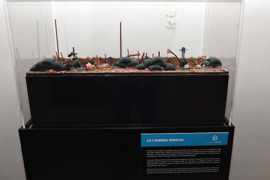 Desde el tiempo de las cavernas al de Internet. La Fundación Educa ha desplegado en San Pedro Alcántara de la mano del Ayuntamiento de Marbella una exposición histórica que se sale de lo convencional. La plastilina es la materia prima utilizada para recrear veinte etapas significativas de la humanidad.