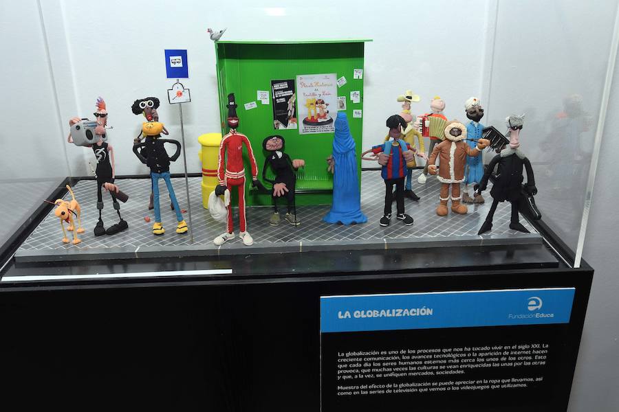 Desde el tiempo de las cavernas al de Internet. La Fundación Educa ha desplegado en San Pedro Alcántara de la mano del Ayuntamiento de Marbella una exposición histórica que se sale de lo convencional. La plastilina es la materia prima utilizada para recrear veinte etapas significativas de la humanidad.