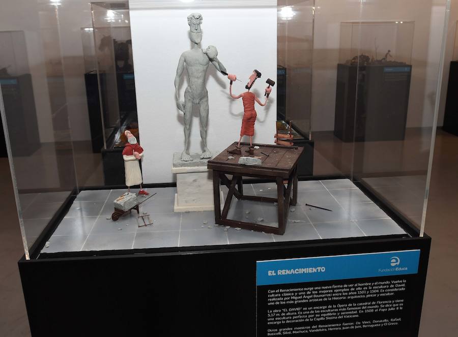 Desde el tiempo de las cavernas al de Internet. La Fundación Educa ha desplegado en San Pedro Alcántara de la mano del Ayuntamiento de Marbella una exposición histórica que se sale de lo convencional. La plastilina es la materia prima utilizada para recrear veinte etapas significativas de la humanidad.